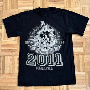 Disney Tee T-Shirt Men Large "The Disney Crew" 2011 Florida Graphic Mickey Goofy